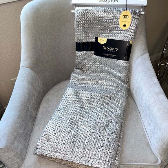 1-NEW CALLISTO PIPER SILVER DECORATIVE SOFA THROW BLANKET